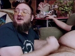 Beefy bear eagerly sucks off rugged daddy's thick dick on live cam for excited viewers