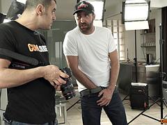 Grosse bite, Sucer une bite, Brunette brune, Éjaculation interne, Tir de sperme, Masturbation, Nénés