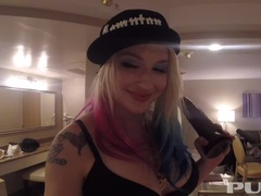 Anaali, Isot tissit, Blondi, Vibraattori, Itsetyydytys, Tatuointi, Lelut