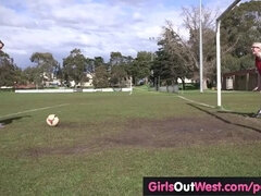 Blondin, Hårig, Lesbisk, Naturliga tuttar, Utomhus, Pigtails, Offentlig, Fitta