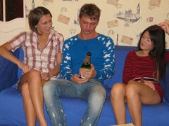 Amatör, Stor stjärt, Stor kuk, Avsugning, Doggystyle, Fyrkant, Naturliga tuttar, Tonåring