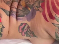 Velký zadek, Velké péro, Velké kozy, Blondýna, Kuřba, Tetování