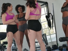 Culo grosso, Interrazziale, Lesbica, Lingerie, Masturbazione, Strippaggio, Ragazza, Tette