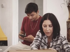 Sucer une bite, Brunette brune, Plantureuse, Éjaculation interne, Éjaculer dans la bouche, Mère que j'aimerais baiser, Tabou