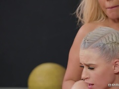 Velika rit, Blondinka, Par, Girlfriend, Majhen, Muco, Tetovaže, Joške