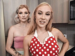 Gros cul, Grosse bite, Gros seins, Blonde, Sucer une bite, En levrette, 2 femmes 1 homme, Maigrichonne