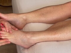 A little foot massage with some cum on her toes for queen Damselinax