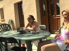 Hatalmas hátsó, Monumentális dákó, Cumizás, Kutya póz, Természetes mellek, Szabadban, Tini, Begyek