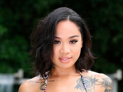 Asiatisch, Blasen, Braunhaarige, Hundestellung, Fingern, Tätowierung, Jungendliche (18+), Titten