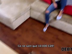 Eveline Dellai, femme d'affaires maigre, bais�e par l'agent de recouvrement