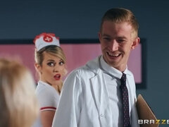 Blond, Arts, Hakken, Italiaans, Verpleegster, Kousen, Tatoeage, Uniformpje