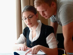 Ložnice, Velký zadek, Kuřba, Brunetka, Přírodní prsa, Krátké vlasy, Teenka, Kozičky