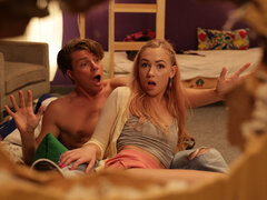 Blondine, Blasen, Sperma im mund, Spermaladung, Hundestellung, Aufs gesicht abspritzen, Natürlichen titten, Flotter dreier