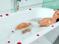 Badkamer, Pijpbeurt, Bruinharig, Hondjeshouding, Masturbatie, Tiener, Tieten likken, Nat