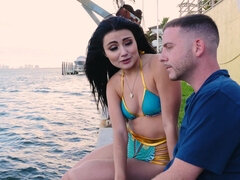 Bikini, Brunetka, Na psíka, Hd, Prirodzené prsia, Vonku, Jazdectvo, Vyholené