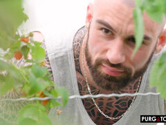 Schönheit, Grosser schwanz, Blasen, Braunhaarige, Sperma im mund, Bauernhof, Fingern, Tätowierung