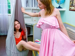 Kjole, Kysse, Lesbisk, Slikning, Onani, Fisse, Stripning, Teenager