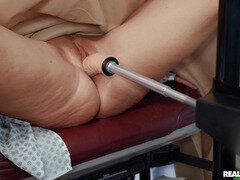 Blondine, Braunhaarige, Dildo, Handschuhe, Lesbisch, Milf, Mutti, Muschi