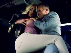 Grosser arsch, Blondine, Blasen, Handjob, Im freien, Hintern versohlen, Weibliche ejakulation