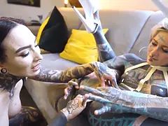 Blasen, Hundestellung, Fingern, Grufti, Lesbisch, Lecken, Masturbation, Piercing