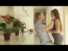 Blondína, Pár, Šaty, Jedlo, Bozkávanie, Kuchyne, Bradavky, Pička