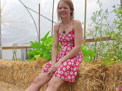 Brunetka, Vonku, Pissing