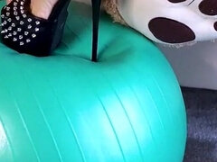 Любители, Большие сиськи, Грязные слова, Женское доминирование, Каблуки, Румынки, Соло, Тату