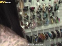 Tetas grandes, Morena, Al aire libre, Perforación, Público