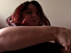 Mulher linda e grande, Peitos grandes, Morena, Gordinho, Fetiche, Masturbação, Solo chão, Tetas