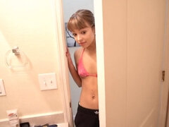 18 éves, Kisbaba, Szőke, Ondó fröcskölés, Pénisz, Kutya póz, Nuni, Leborotvált