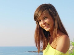 Rumpe, Brunette, Kjole, Naturlige bryster, Utendørs, Fitte, Alene, Pupper