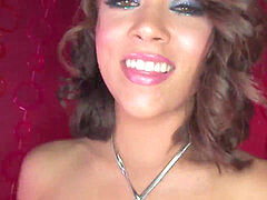 Veľký zadok, Brunetka, Prstovanie, Podpätky, Masturbácia, Pančucháče, Sólo, Kozičky