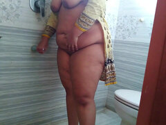 Indian Bhabhi Gets Hot & Takes off Her Pants