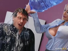 Velik kurac, Blondinka, Fafanje, Globoko grlo, Zrela, Pisarna, Dokolenke