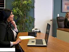 Grote mammen, Pijpbeurt, Sperma shot, Handbeurt, Rijpe lesbienne, Moeder die ik wil neuken, Kantoor, Trio