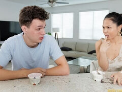 Stor røv, Stor pik, Pik sutte, Brunette, Hundestilling, Naturlige bryster, Teenager, Bryster