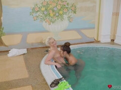 Rubia, Morena, Penetracion con dedos, Lamidas, Tetas naturales, Piscina, Coño, Tetas