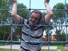 Velké kozy, Blondýna, Kuřba, Honění, Líbání, Přírodní prsa, Venku, Teenka