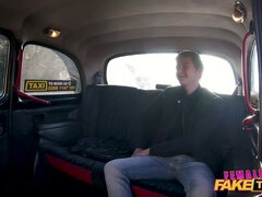 Brunetka, Samochód, Europejski, Hd, Mamuśka, Orgazm, Drobna, Pończochy