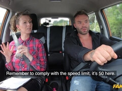 Baben, Avsugning, Brunett, Bystig, Bil, Handjobb, Kysser, Tatuering