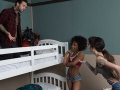 Cul, En levrette, 2 femmes 1 homme, Branlette thaïlandaise, Hard, Interracial, Adolescente, Plan cul à trois