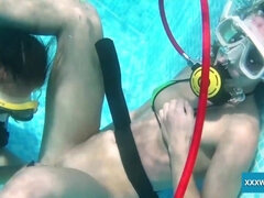 18 jahre, Dildo, Fetisch, Lesbisch, Pool, Öffentlich, Jungendliche (18+), Unter wasser