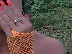 Sucer une bite, Britannique, Brunette brune, Éjaculer dans la bouche, Mère que j'aimerais baiser, Seins naturels, De plein air, Plan cul à trois