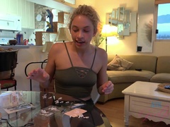 Blondýna, Prstění, Orgasmus, Drobounká, Piercing, Na veřejnosti, Teenka, Kozičky