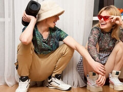 Большой член, Блондинки, Минет, Натуральные сиськи, Короткая стрижка, Тощие, Молоденькие, Сиськи