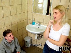 Blonde, Cocu, Tchèque, Grossier, Européenne, Pov, Rasée, Toilettes