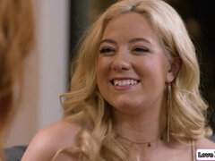 Blondine, Erstes mal, Lesbisch, Rotschopf, Rasiert, Stiefmutter, Tätowierung, Titten