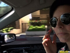 Sucer une bite, Brunette brune, En levrette, Pov, Rasée, Dénudage, Tatouage, Adolescente