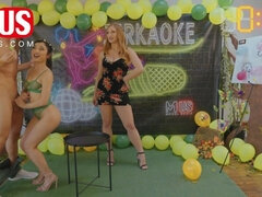 V zákulisí, Černé, Brunetka, Celebrita, Honění, Hd, Líbání, Přírodní prsa