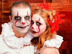 Gros cul, Grosse bite, Sucer une bite, En levrette, Seins naturels, Rousse roux, Maigrichonne, Adolescente